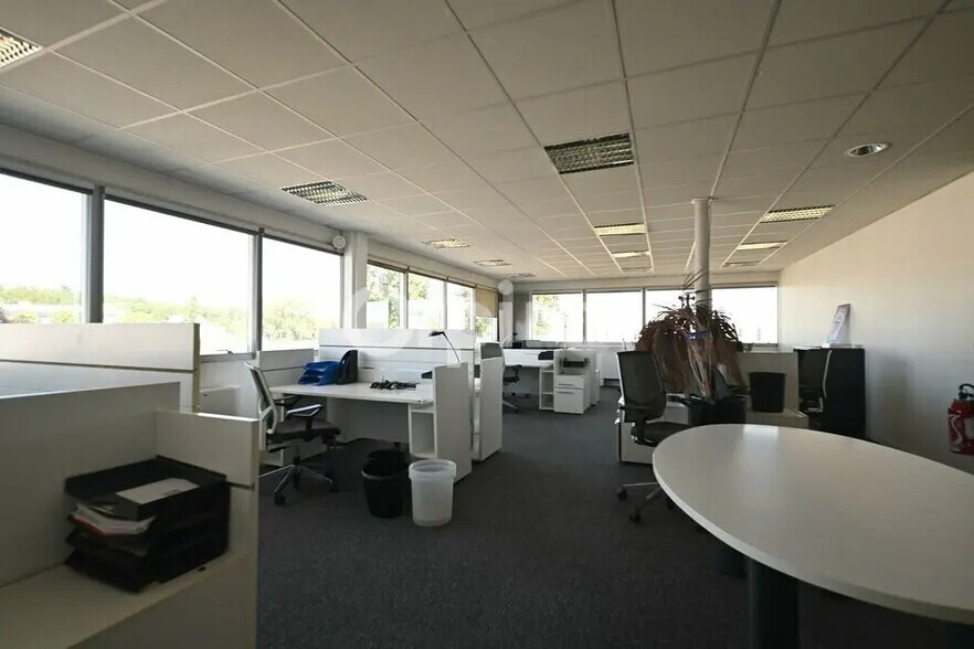 Bureau dans Bron à louer - Photo de l’immeuble – Image 1 sur 7