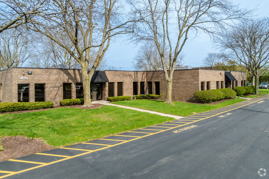 1835 Rohlwing Rd, Rolling Meadows, IL à vendre - Photo de l’immeuble – Image 2 sur 9