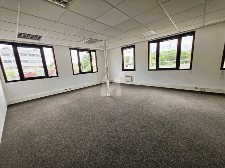 Bureau dans Évry-Courcouronnes à vendre - Photo de l’immeuble – Image 3 sur 11