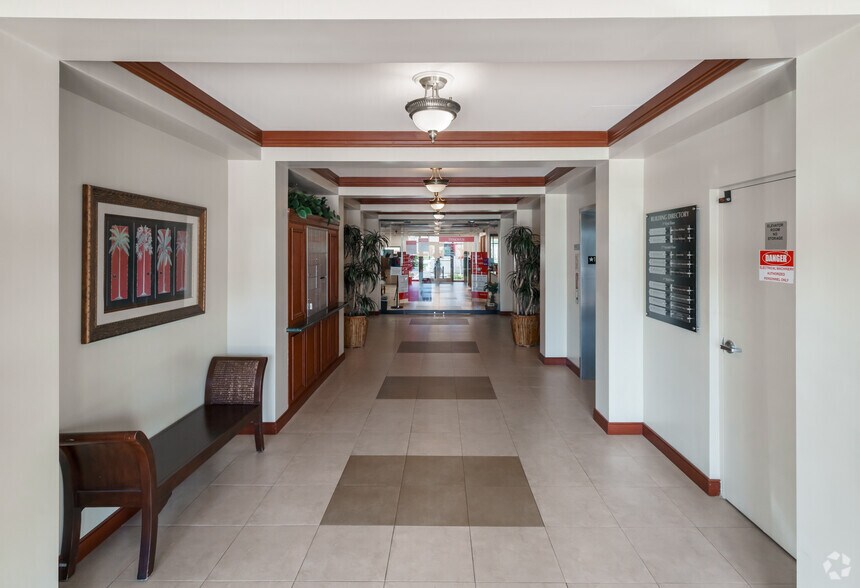 5599 S University Dr, Davie, FL à vendre - Hall d’entrée – Image 2 sur 9