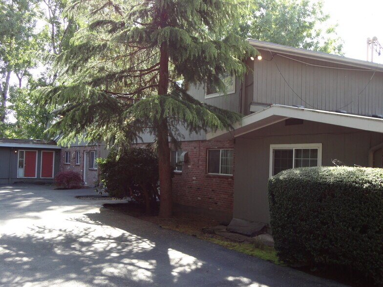 4540 SW Dogwood Ln, Portland, OR à vendre - Photo de l’immeuble – Image 2 sur 10