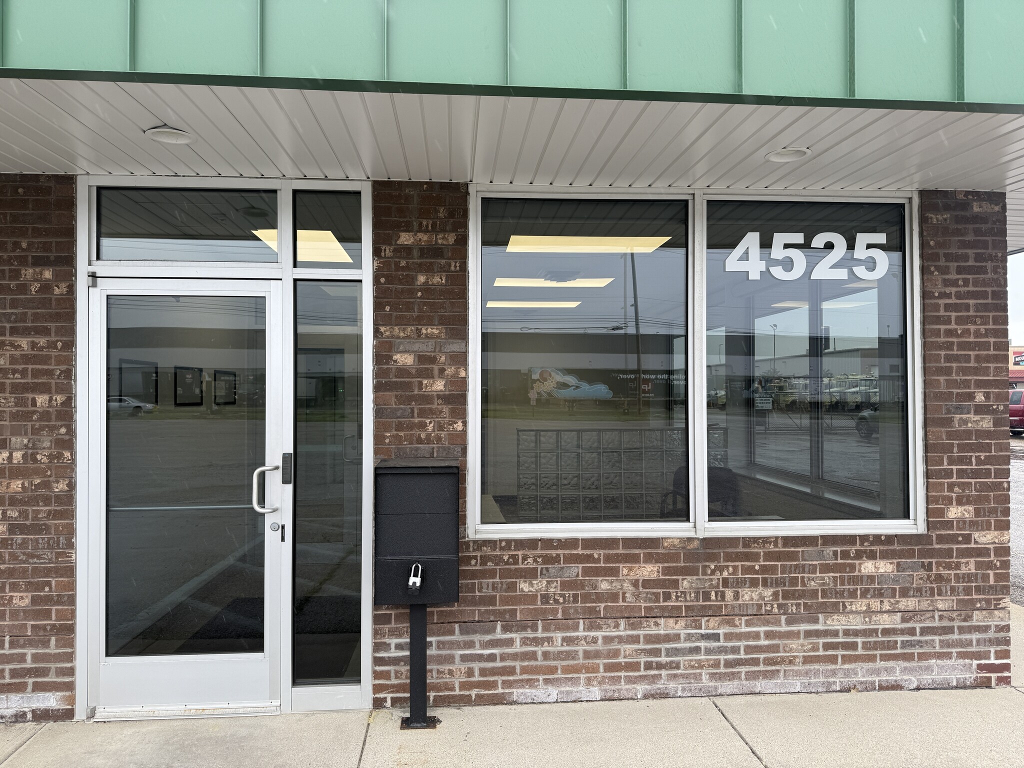 4525 Clay Ave SW, Grand Rapids, MI à louer Photo de l’immeuble– Image 1 sur 9