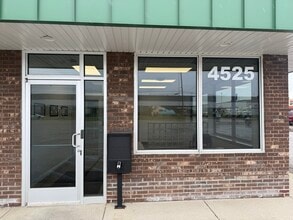 4525 Clay Ave SW, Grand Rapids, MI à louer Photo de l’immeuble– Image 1 sur 9