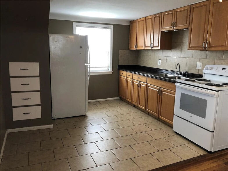 2961 Prynne St, Keego Harbor, MI à vendre - Photo intérieure – Image 3 sur 18