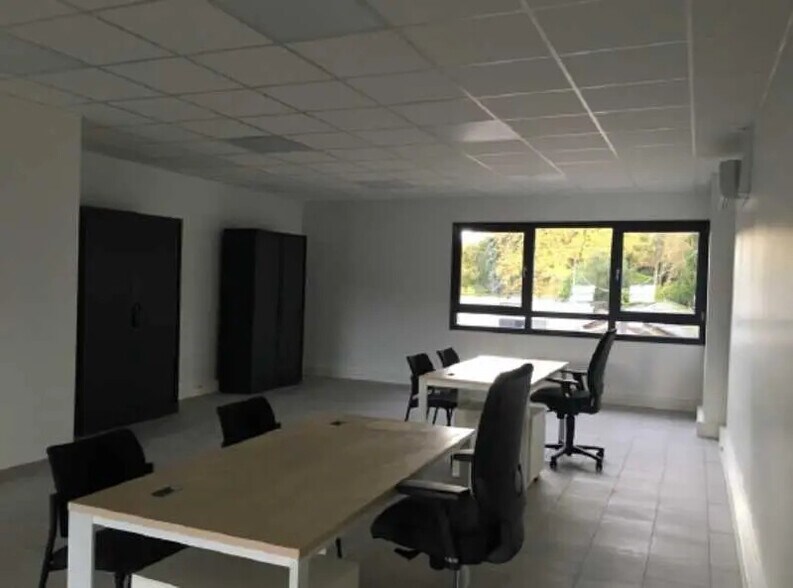 Bureau dans Neuville-sur-Saône à louer - Photo de l’immeuble – Image 3 sur 9