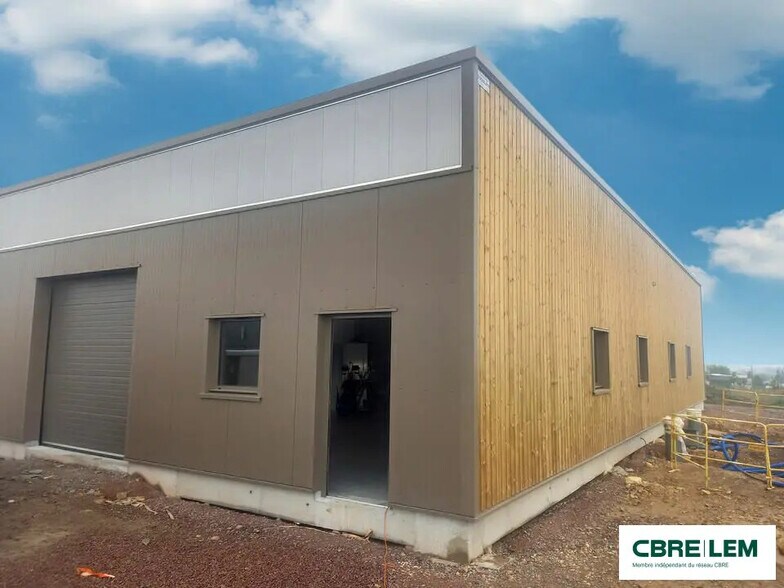 Local d’activités dans DOUVRES-LA-DÉLIVRANDE à louer - Photo de l’immeuble – Image 1 sur 3