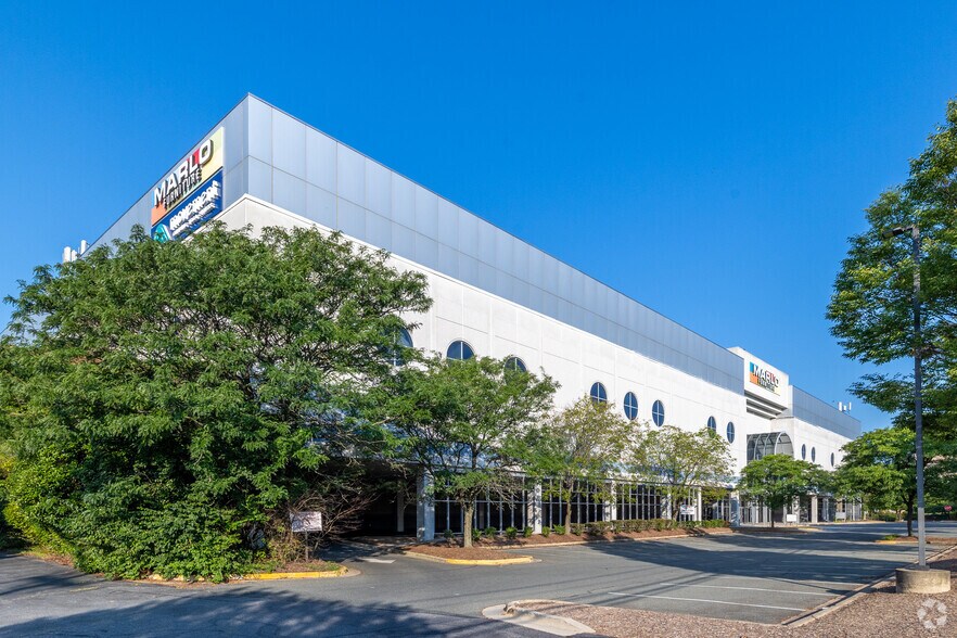 725 Rockville Pike, Rockville, MD à louer - Photo de l’immeuble – Image 2 sur 10