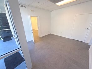 1325 NW 98th Ct, Doral, FL à louer Photo intérieure– Image 2 sur 8