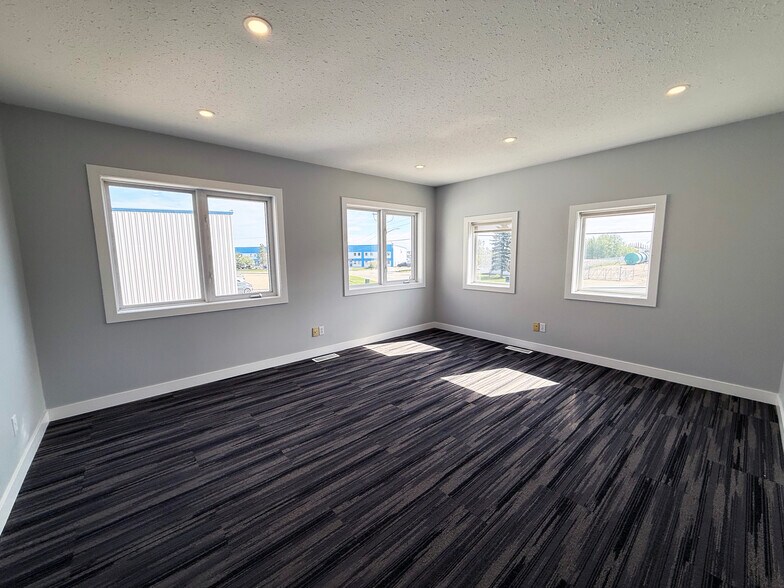 7932 Edgar Industrial Way, Red Deer, AB à vendre - Photo de l’immeuble – Image 3 sur 10