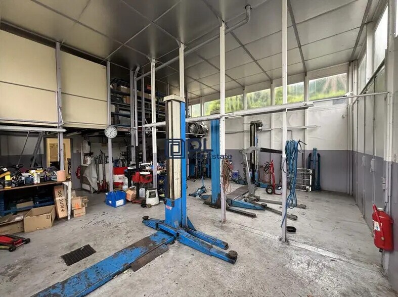 Industriel/Logistique dans Fontenay-le-Fleury à vendre - Photo intérieure – Image 2 sur 2
