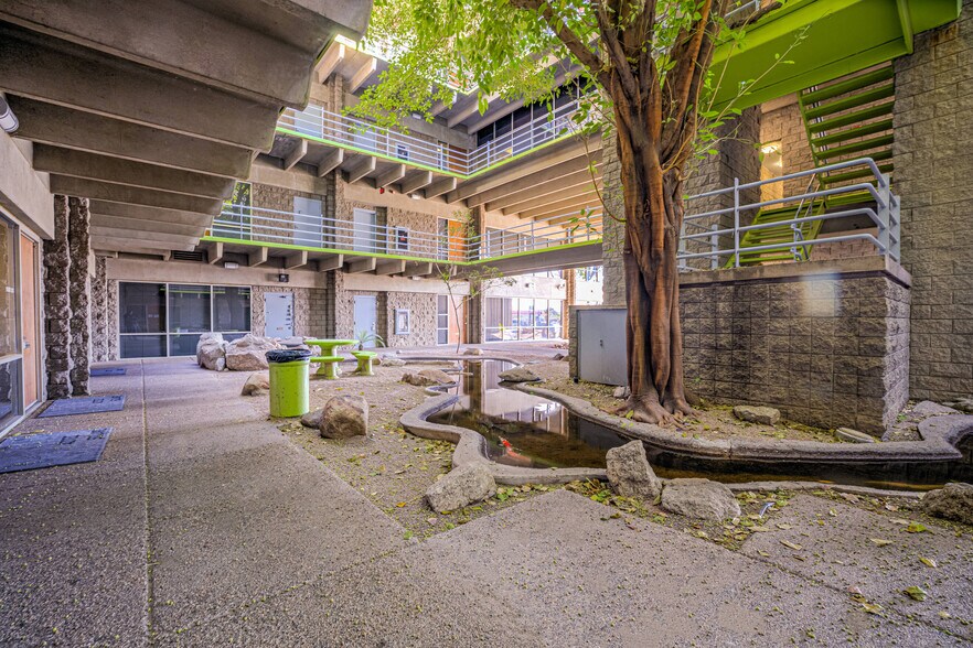 1616 E Indian School Rd, Phoenix, AZ à louer - Photo de l’immeuble – Image 3 sur 7