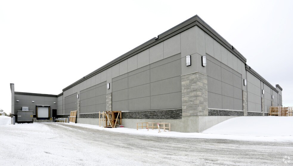 100 Rainbow Rd, Chestermere, AB à louer - Photo de l’immeuble – Image 2 sur 5