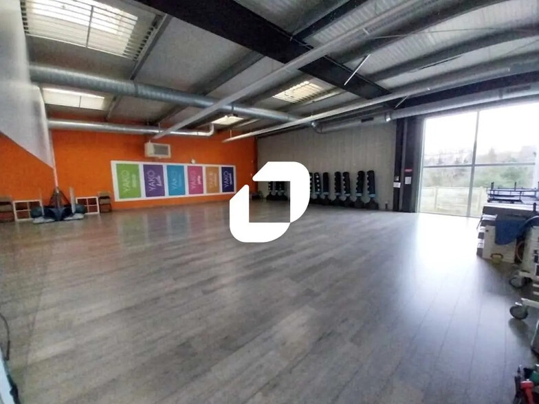 Local d’activités dans Mantes-la-Ville à louer - Photo de l’immeuble – Image 2 sur 6