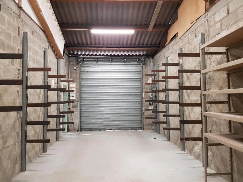 Local d’activités dans Oissel à louer - Photo de l’immeuble – Image 3 sur 8