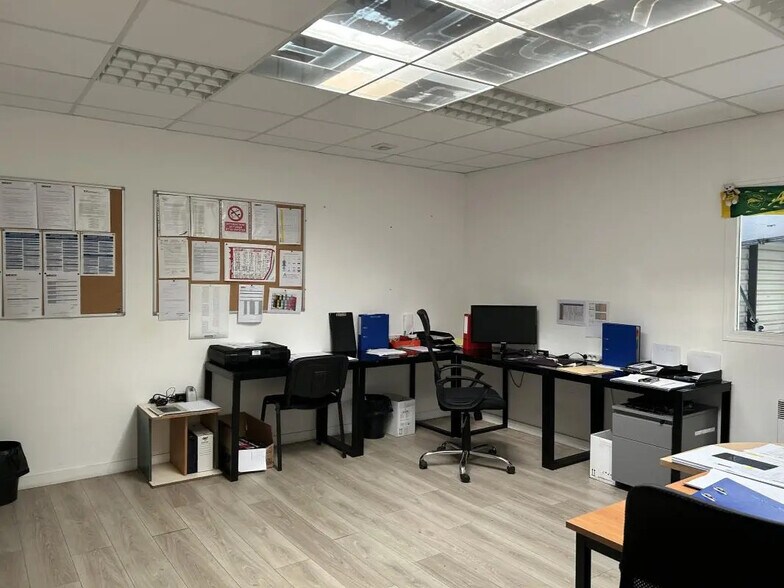 Local d’activités dans Donges à louer - Photo de l’immeuble – Image 2 sur 5