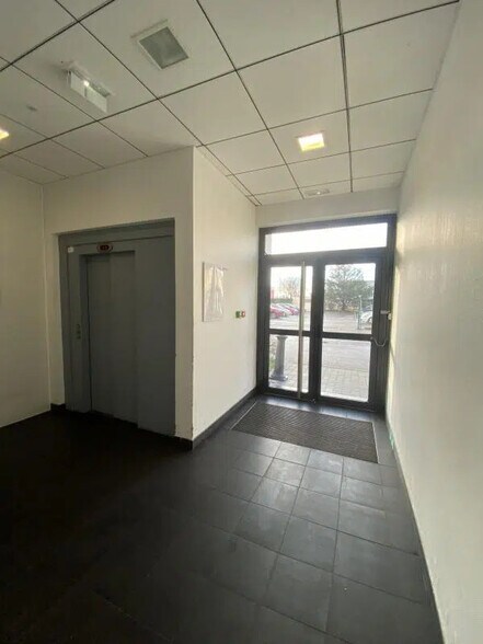 62 Avenue Du Progrès, Chassieu à louer - Photo de l’immeuble – Image 2 sur 6