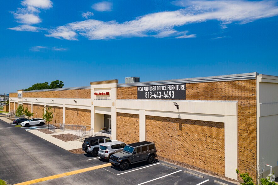 8800-8824 E Adamo Dr, Tampa, FL à louer - Photo de l’immeuble – Image 2 sur 7