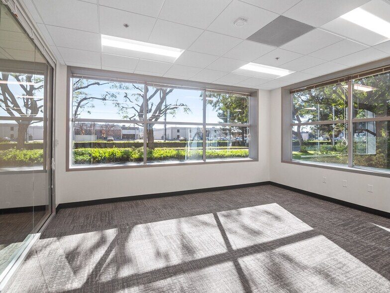5001 E La Palma Ave, Anaheim, CA à louer - Photo intérieure – Image 2 sur 11
