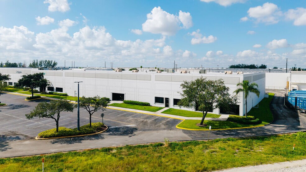 7800-7890 NW 80th St, Miami, FL à louer - Photo de l’immeuble – Image 1 sur 7