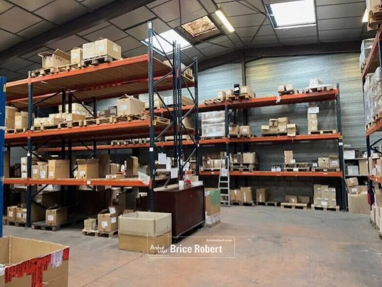 Local d'activités dans Chassieu à vendre - Photo de l’immeuble – Image 3 sur 5