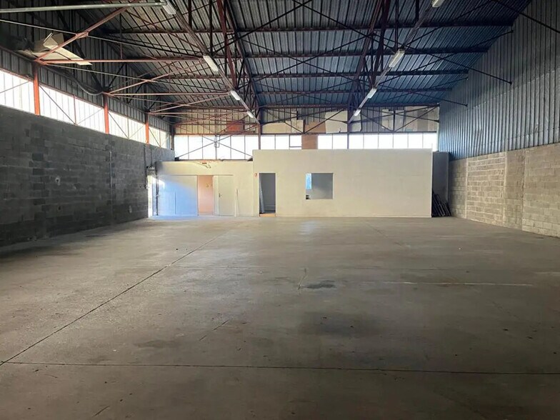 Local d’activités dans Thise à louer - Photo de l’immeuble – Image 2 sur 3