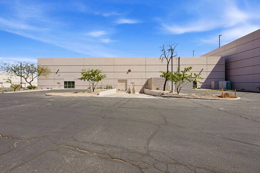 8060 S Kyrene Rd, Tempe, AZ à louer - Photo de l’immeuble – Image 2 sur 12