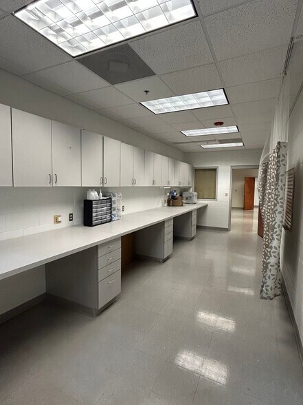 8012 Tower Point Dr, Charlotte, NC à vendre - Photo de l’immeuble – Image 3 sur 12