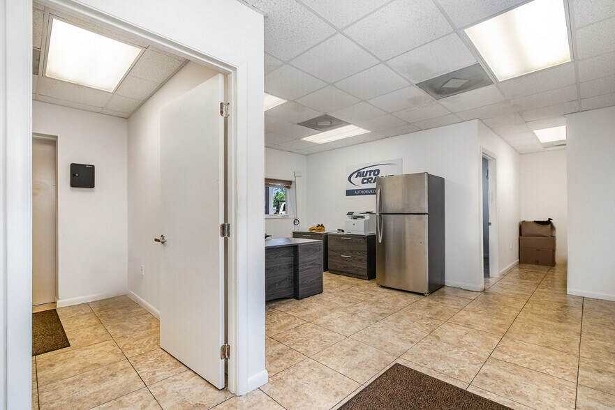 1080 Commerce Dr Industrial Park portefeuille de 3 biens à vendre sur LoopNet.fr - Photo de l’immeuble – Image 3 sur 15