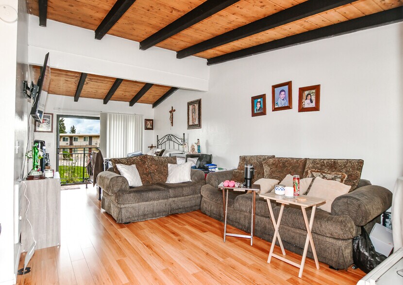 1636 E 6th St, Santa Ana, CA à vendre - Photo de l’immeuble – Image 3 sur 10