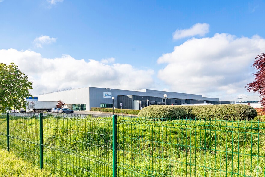 Local d’activités dans Saint-Ouen-l'Aumône à louer - Photo de l’immeuble – Image 2 sur 2