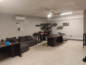 2860-2868 E Bay Dr, Largo, FL à louer Photo intérieure– Image 2 sur 4