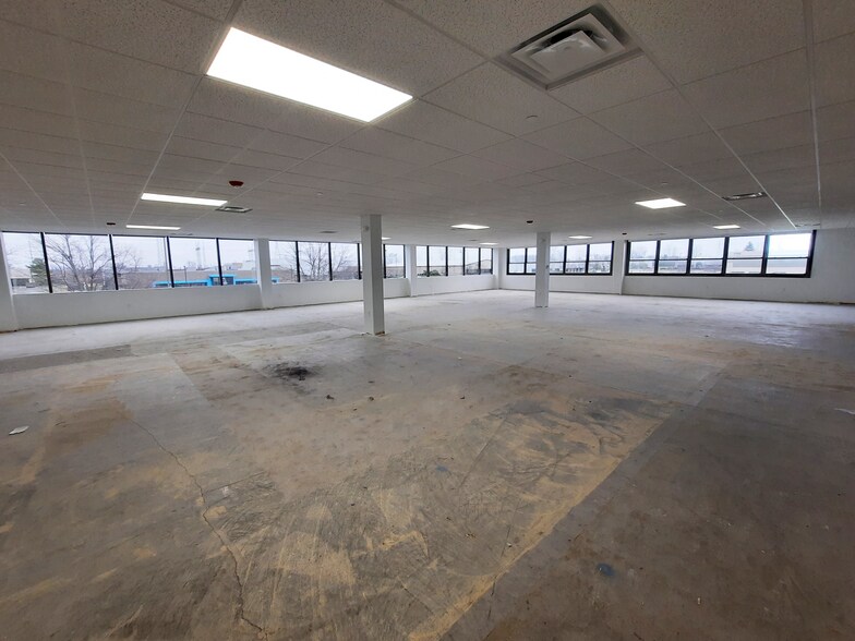 7801 N Central Dr, Lewis Center, OH à louer - Photo intérieure – Image 3 sur 11