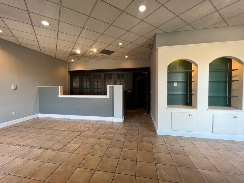 4817 E Douglas Ave, Wichita, KS à louer - Hall d’entrée – Image 2 sur 10