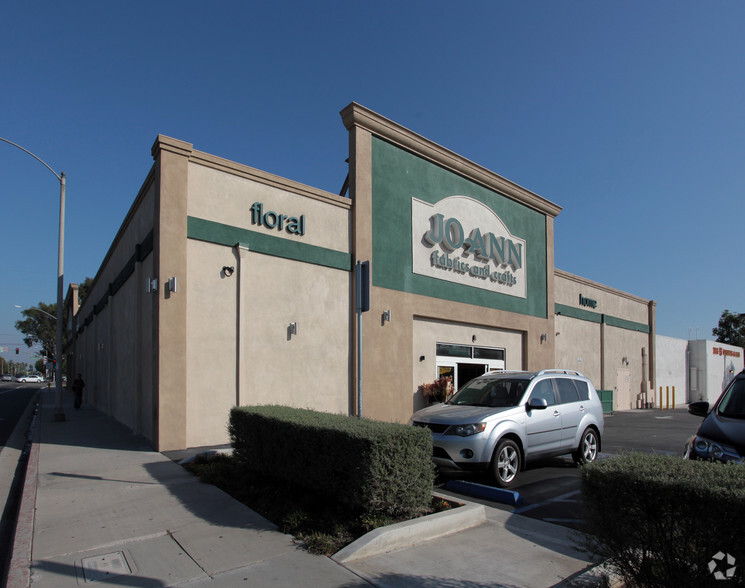 5255 Lakewood Blvd, Lakewood, CA à louer - Photo de l’immeuble – Image 1 sur 7