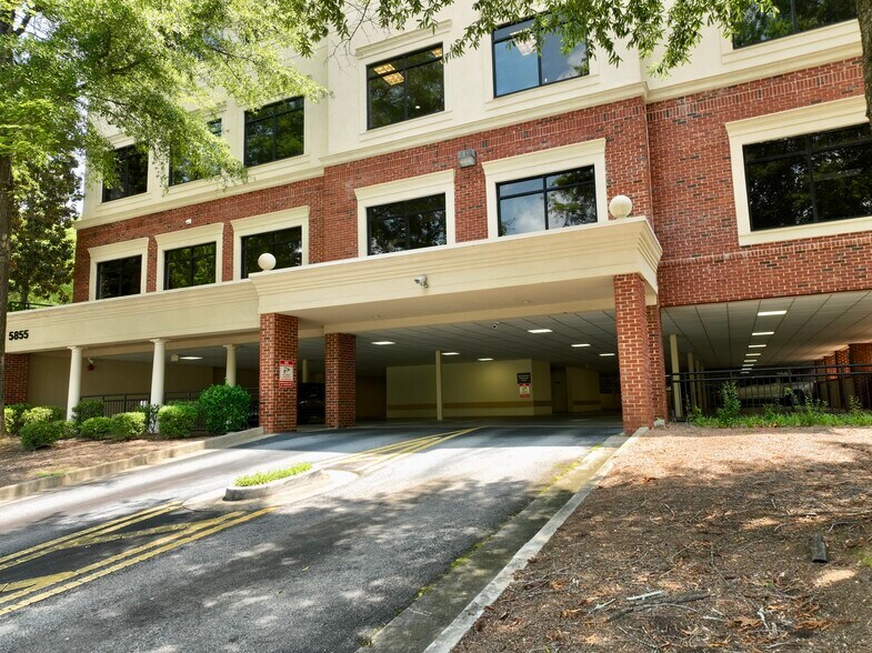 5855 Sandy Springs Cir NE, Atlanta, GA à vendre - Photo de l’immeuble – Image 2 sur 9