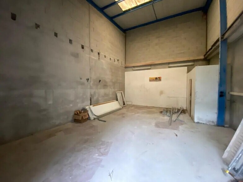 Local d'activités dans Saint-Genis-Laval à vendre - Photo de l’immeuble – Image 3 sur 6