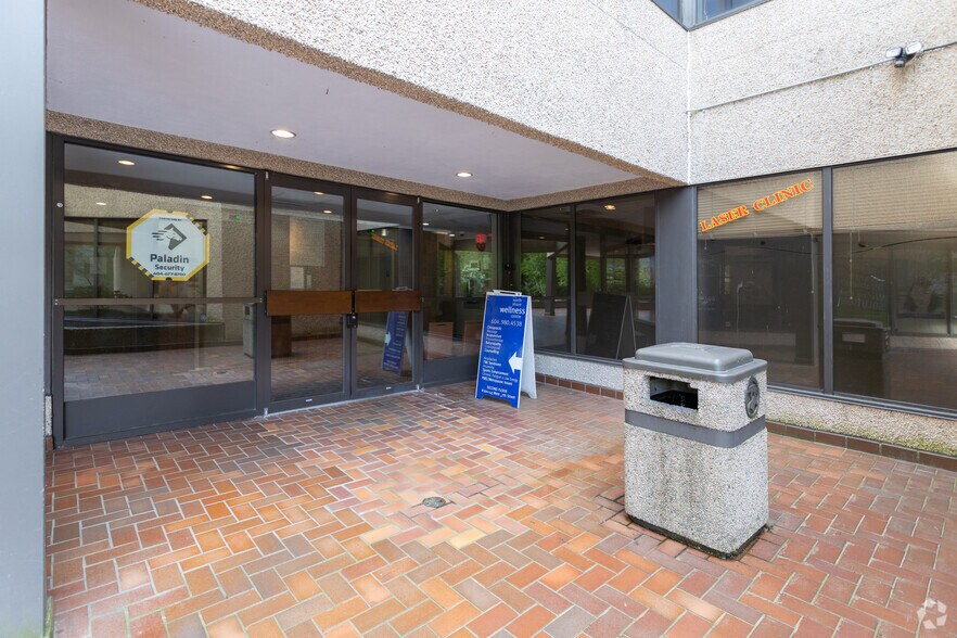 145 W 17th St, North Vancouver, BC à vendre - Photo de l’immeuble – Image 2 sur 7