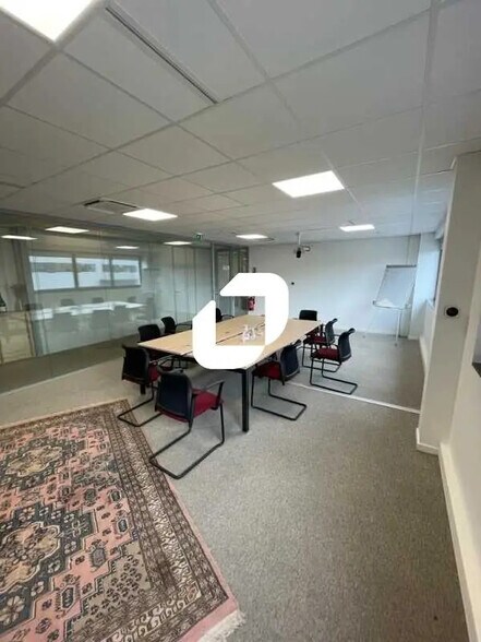 Local d’activités dans Romainville à louer - Photo de l’immeuble – Image 2 sur 23