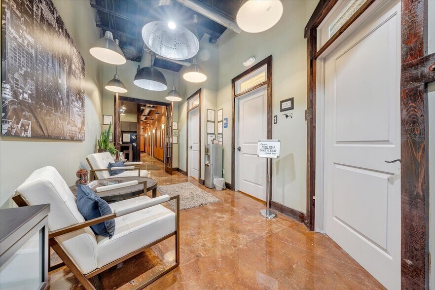 26 Church Ave SW, Roanoke, VA à louer - Photo de l’immeuble – Image 3 sur 9