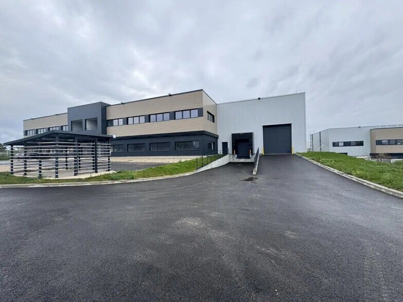 Local d’activités dans Colombier-Saugnieu à louer - Photo de l’immeuble – Image 1 sur 11