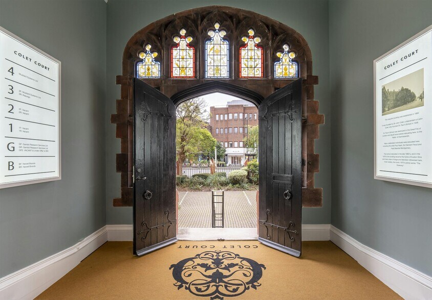 100 Hammersmith Rd, Londres à louer - Photo de l’immeuble – Image 3 sur 5