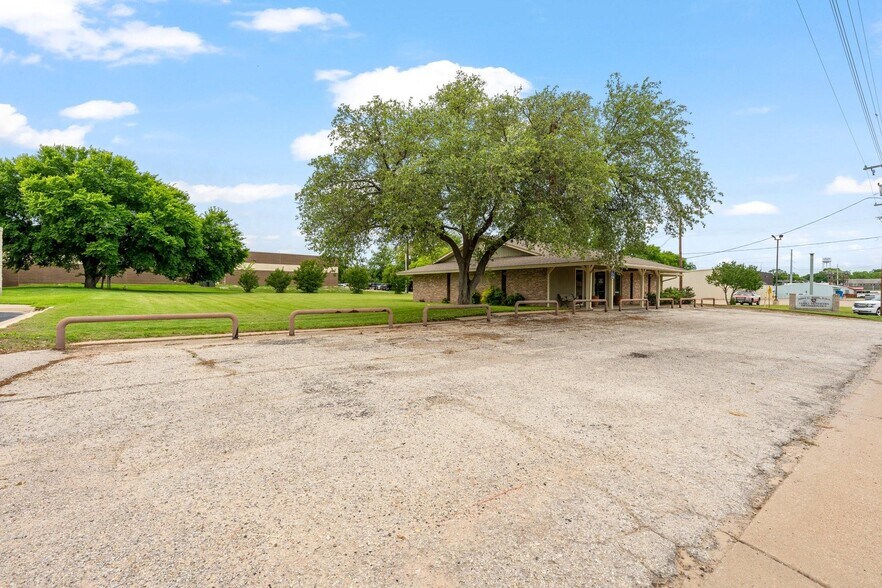 740 N Texas St, De Leon, TX à vendre - Photo de l’immeuble – Image 3 sur 40