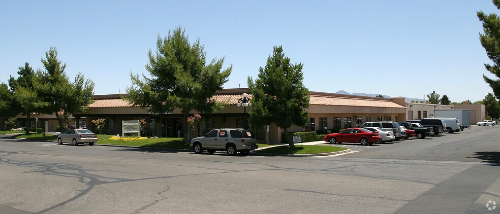 2505 Chandler Ave, Las Vegas, NV à louer - Photo de l’immeuble – Image 3 sur 6