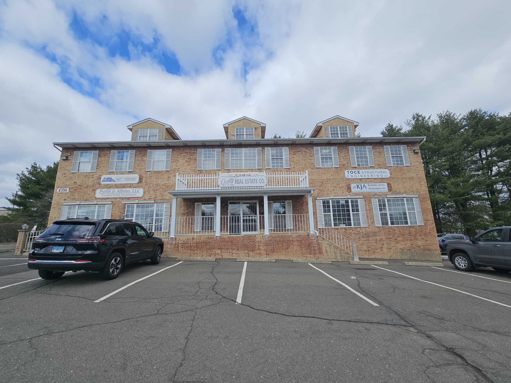 1755 Meriden Waterbury Tpke, Plantsville, CT à vendre Photo de l’immeuble– Image 1 sur 25
