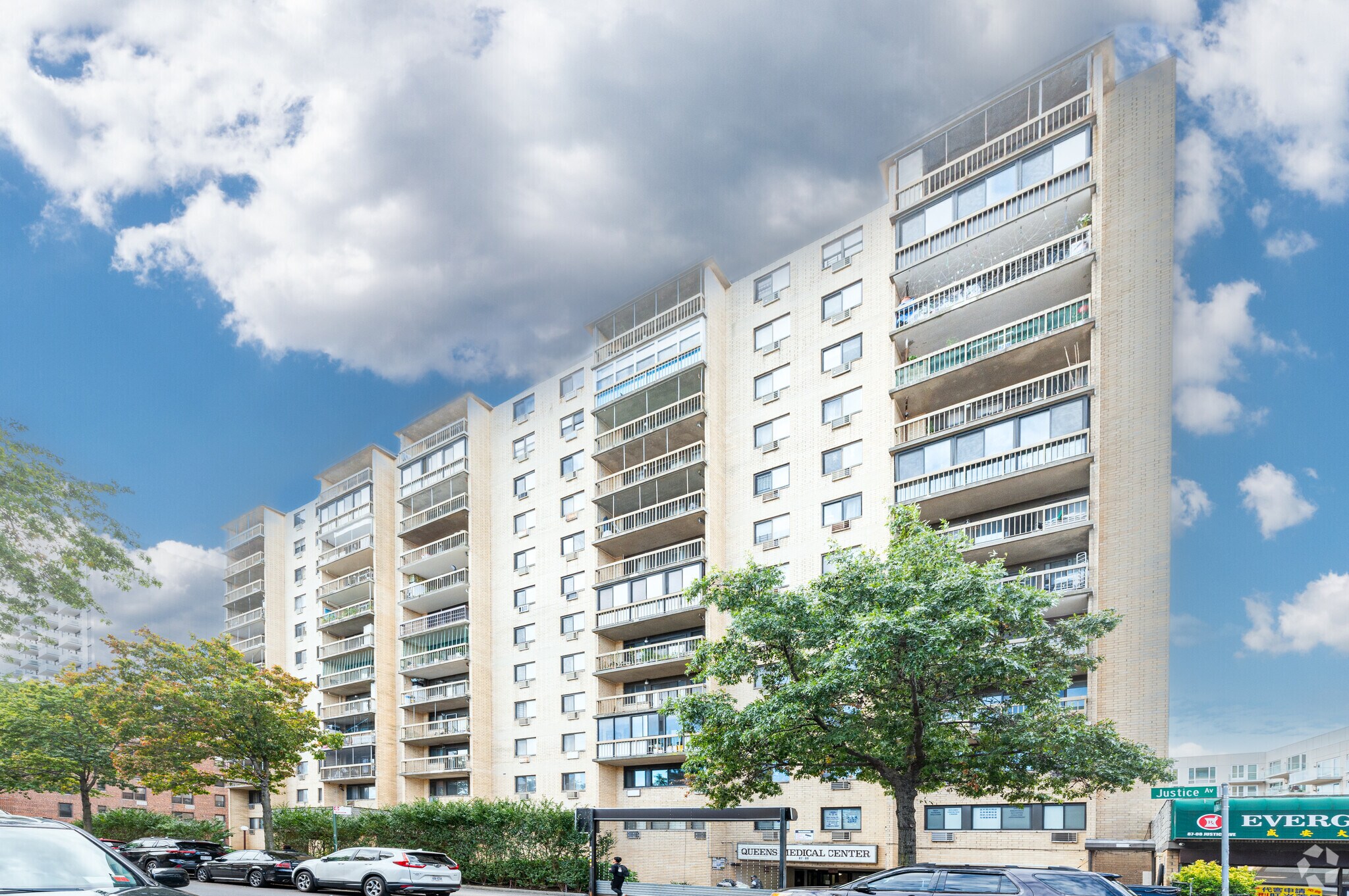 8708 Justice Ave, Elmhurst, NY à vendre Photo de l’immeuble– Image 1 sur 5