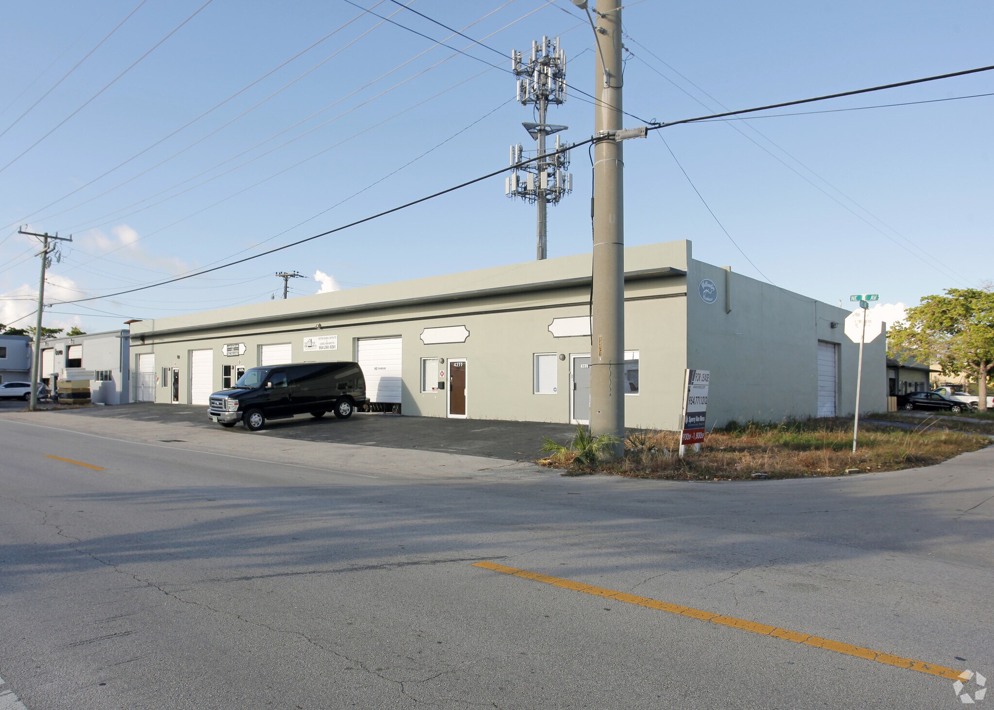 4227-4235 NE 6th Ave, Oakland Park, FL à louer Photo principale– Image 1 sur 12