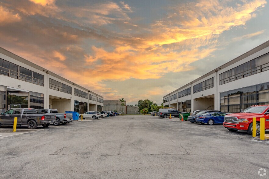 2100-2142 NW 99th Ave, Doral, FL à louer - Photo de l’immeuble – Image 2 sur 21