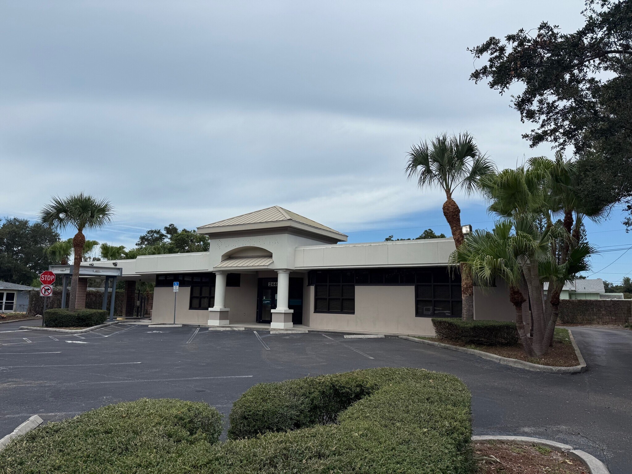 2440 Sunset Point Rd, Clearwater, FL à louer Photo de l’immeuble– Image 1 sur 21