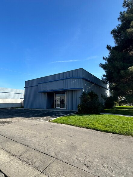 6000 Schirra Ct, Bakersfield, CA à louer - Photo de l’immeuble – Image 2 sur 4