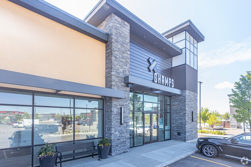 28th Ave SW, Edmonton, AB à louer - Photo de l’immeuble – Image 2 sur 3